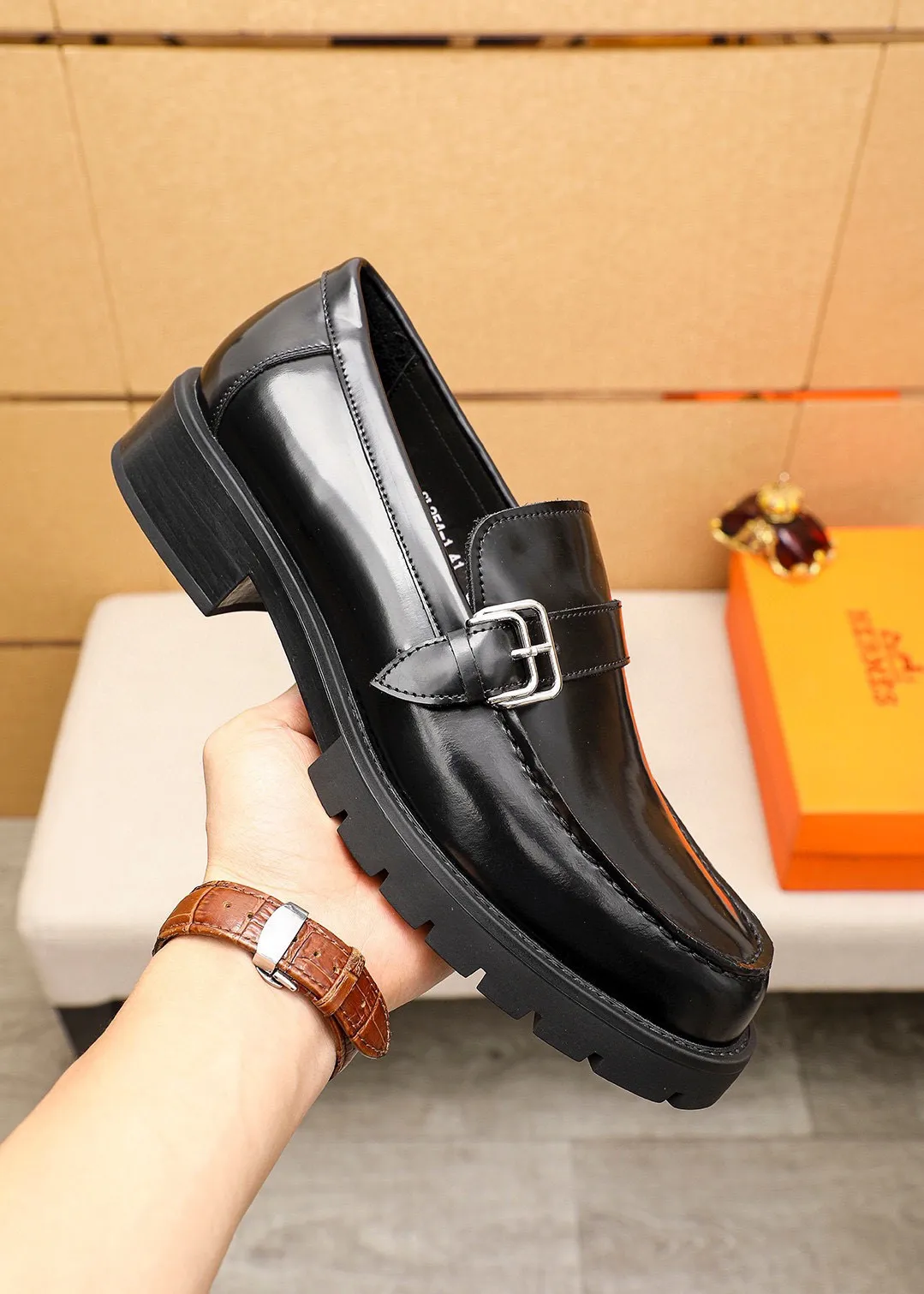 Men's shoes 💰460 💐 Product trademark: HERMES "Hermès" casual leather shoes Regular size: 39-44 (38.45🉑️customized) Product materials: Selected imported first-layer open-edge beaded cowhide upper + classic hardware buckle, imported water-dyed 🐂 cowhide lining. Strong three-dimensional visual effect, non-slip and wear-resistant rubber outsole Color: 1⃣️color optional